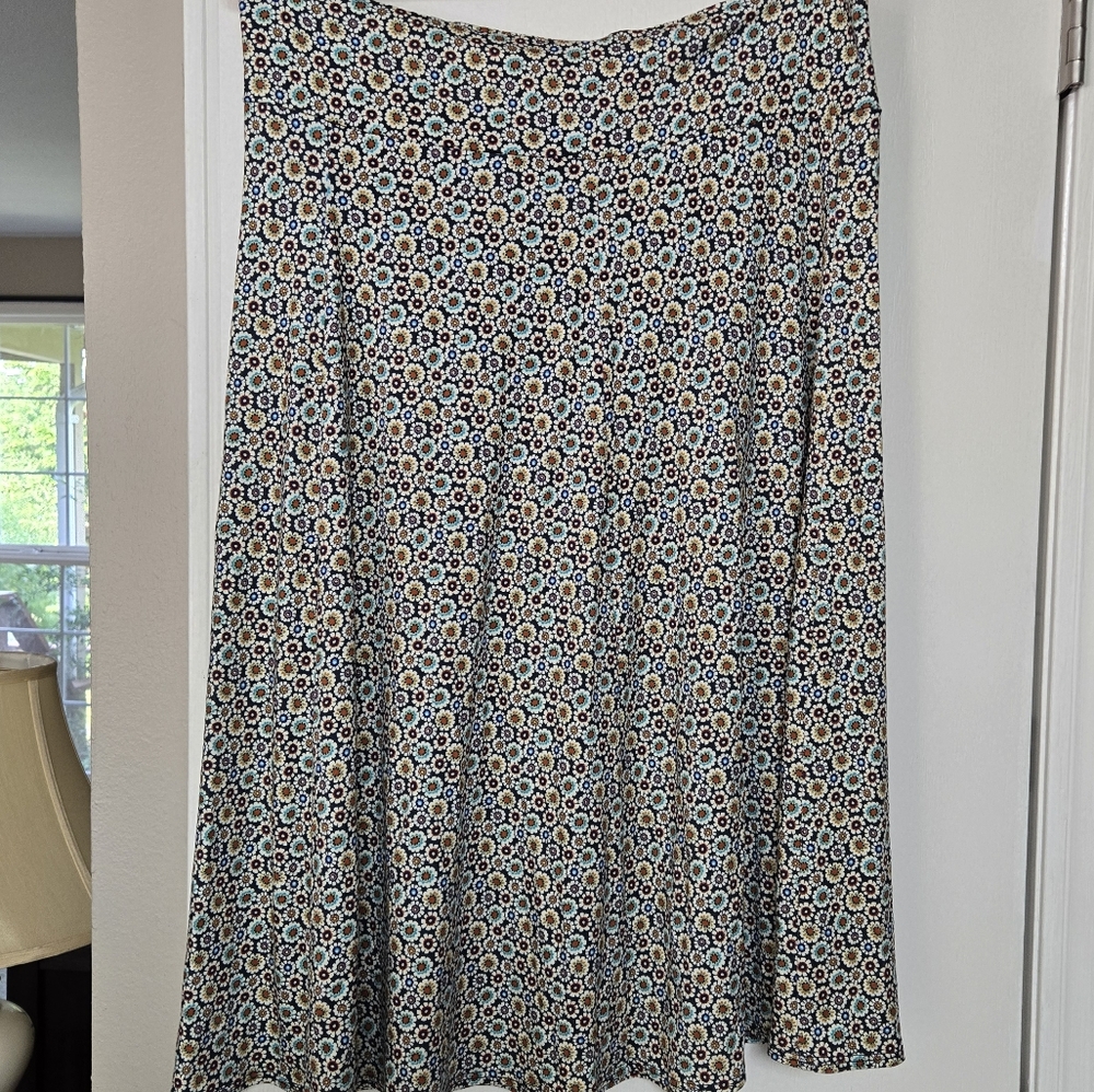 Salaam NWT Size XL Cute Swishy Floral Skirt